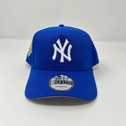 Zapatillas New Era 9Forty de los New York Yankees, azul rey y blanco.
