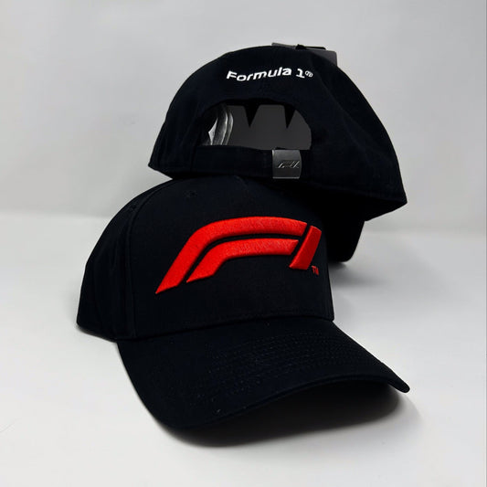 Gorra de béisbol negra con el logotipo grande de la colección Tech de Fórmula 1
