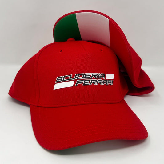 Gorra roja con el logotipo de la Scuderia Ferrari F1