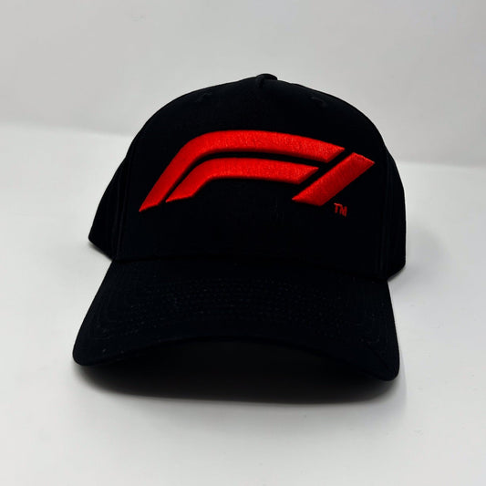 Gorra de béisbol negra con el logotipo grande de la colección Tech de Fórmula 1